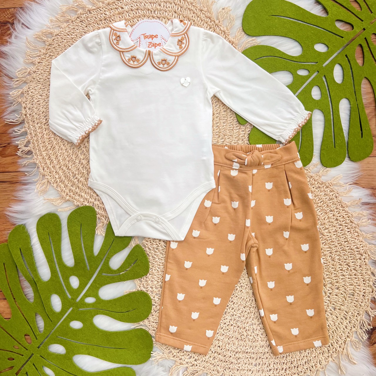 Conj. Body Manga Longa Gola Bordada e Calça Flores - Caramelo